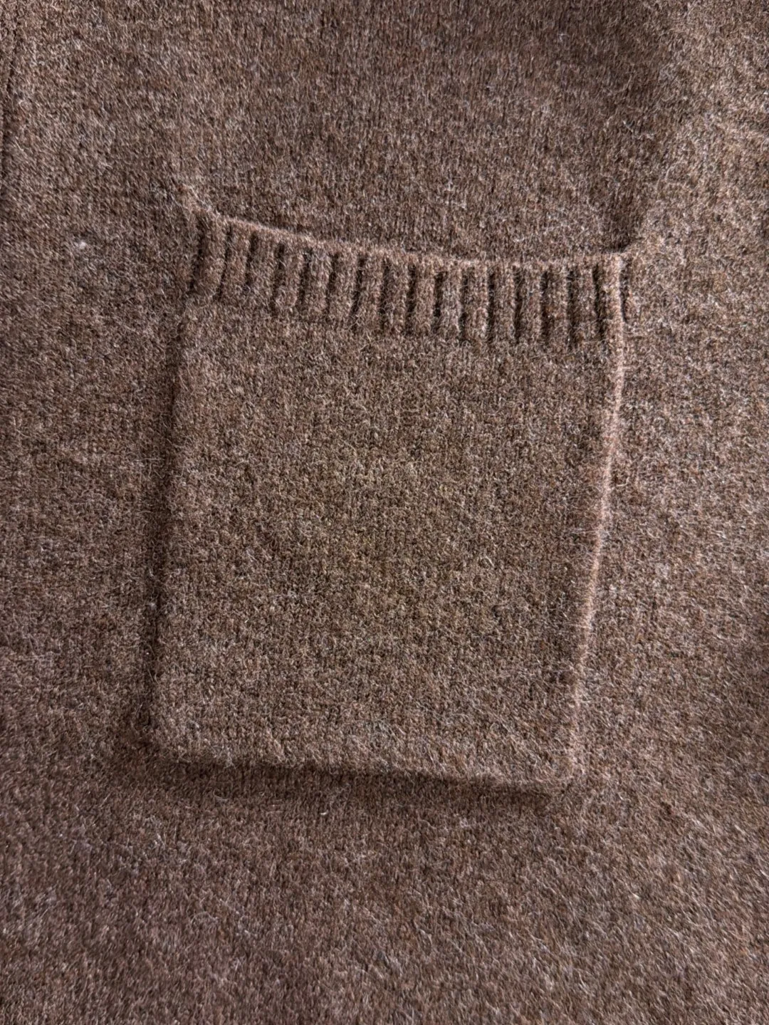 Next day shipping P195 Hermès 2026 Autumn and Winter latest sweater from the official website, now on sale at the counter simultaneously Hot Sale! Specially made of wool blended fabric. It feels comfortable and can be directly in contact with the skin. The logo badge is exquisitely embroidered, which is extremely eye-catching! The details highlight the fashionable charm of big brands. Exquisite workmanship. Three-dimensional cutting style. The wearing effect is invincible and handsome! All three standards are complete! Sizes:M-3XL